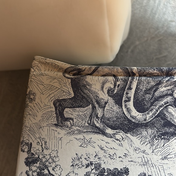 Christian Dior white velvet make up bag/clutch - Picture 7 of 8